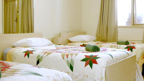 CATALINA Lake-front RETREAT - Accommodation Main Beach 3