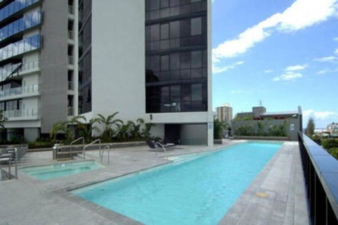 Circle On Cavill Riverview Apartment - Accommodation Main Beach 2