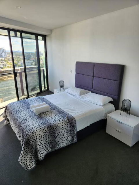 Circle On Cavill Riverview Apartment - Accommodation Main Beach 3