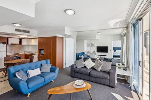 Chevron Renaissance - Level 33 Southern Facing 2B Apartment - Accommodation Main Beach 4