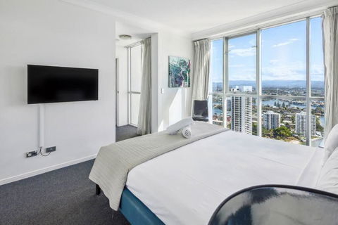 Chevron Renaissance - Level 33 Southern Facing 2B Apartment - Accommodation Main Beach 3