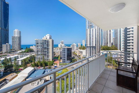Condor Waterfront Apartment In Surfers Paradise - CoastHM - Accommodation Main Beach 2