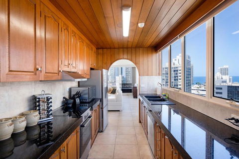 Condor Waterfront Apartment In Surfers Paradise - CoastHM - Accommodation Main Beach 3