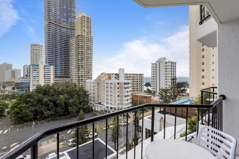 Cosy Studio With Ocean Views & Rooftop Jacuzzis - Accommodation Main Beach 2