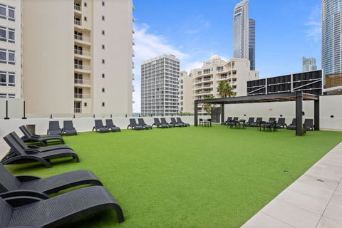 Cosy Studio With Ocean Views & Rooftop Jacuzzis - Accommodation Main Beach 1