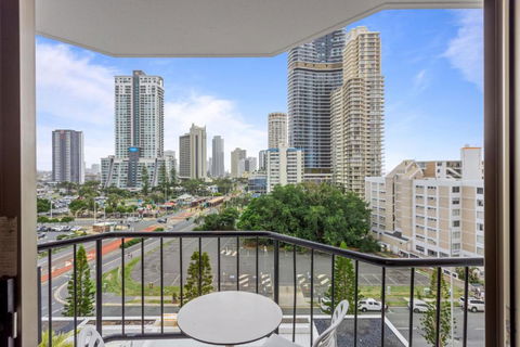 Cosy Studio With Ocean Views & Rooftop Jacuzzis - Accommodation Main Beach 3