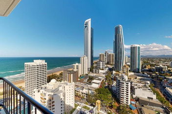 Cosy Studio With Stunning Ocean Views with Accommodation Main Beach