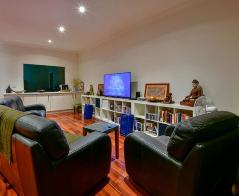 Crossroads Ecomotel - Accommodation Main Beach 4