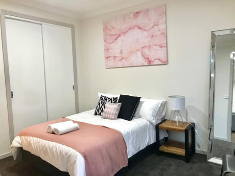 D112 Braybrook Central Stay-Great Getaway - Accommodation Main Beach 0