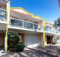 3 'Frangipani' 30 Leonard Avenue - great townhouse with air con - Accommodation Main Beach