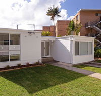 3 Lillian Street - fantastic house so close to the water - Accommodation Main Beach