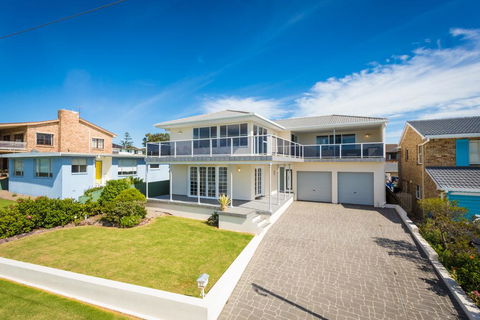 31 McMillan Crescent - Accommodation Main Beach 1