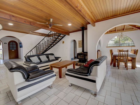 31 Rest Point Absolute Waterfront With Jetty - Accommodation Main Beach 2
