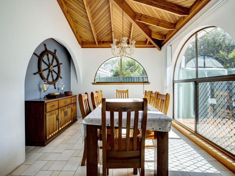 31 Rest Point Absolute Waterfront With Jetty - Accommodation Main Beach 1