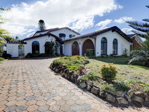 31 Rest Point Absolute Waterfront With Jetty - Accommodation Main Beach 0