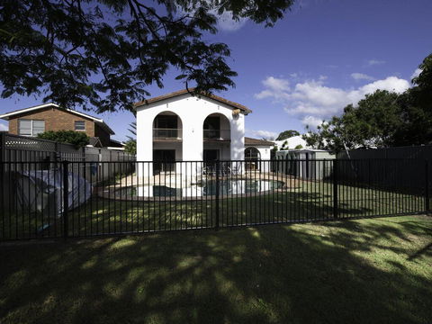 31 Rest Point Absolute Waterfront With Jetty - Accommodation Main Beach 3