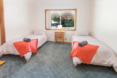 32 Zachary Drive Farm Stay Iconic Water Views - Accommodation Main Beach 3