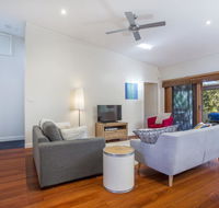 33 Bangalow - Narrawallee's Beautiful Bungalow - Accommodation Main Beach