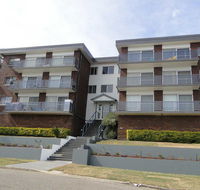 4 'Adriana' 83 Ronald Avenue - open plan living with backyard - Accommodation Main Beach