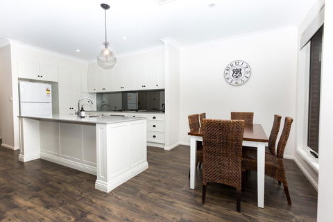 4 Bedroom Inner City Townhouse - SLEEPS 9 !! - Accommodation Main Beach 3