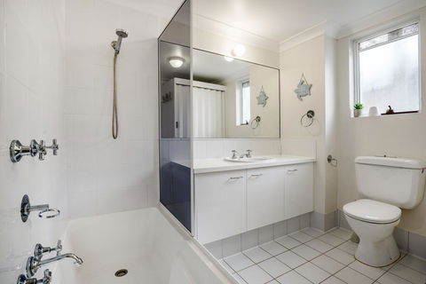 4 Cote D Azur 6 Douglas Street - Accommodation Main Beach 2
