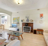 4 MONTROSE AVE - retro home in the heart of town - Accommodation Main Beach