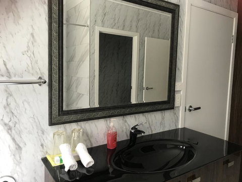 449 - Accommodation Main Beach 3