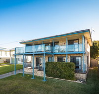 45 Hillside Cres Beach House - Accommodation Main Beach