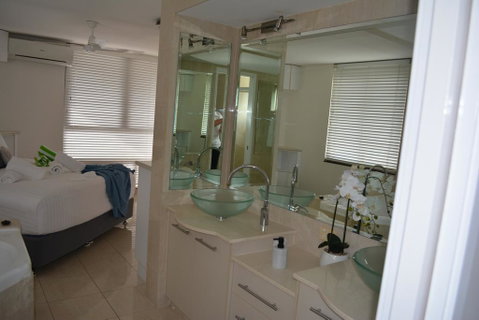 5,  Apartment On The Esplanade - Accommodation Main Beach 3