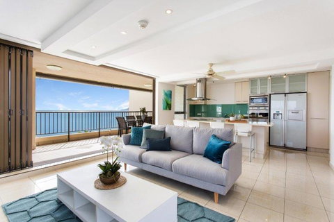 5,  Apartment On The Esplanade - Accommodation Main Beach 0