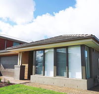 5Bed 2Bath Family House in Werribee - Accommodation Main Beach