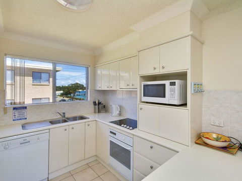 6 'SHOAL TOWERS', 11 SHOAL BAY RD - STUNNING WATER VIEWS & PERFECT LOCATION - Accommodation Main Beach 2