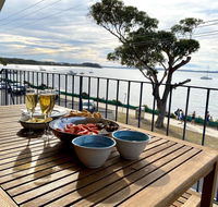 6 'SHOAL TOWERS' 11 SHOAL BAY RD - STUNNING WATER VIEWS  PERFECT LOCATION - Accommodation Main Beach
