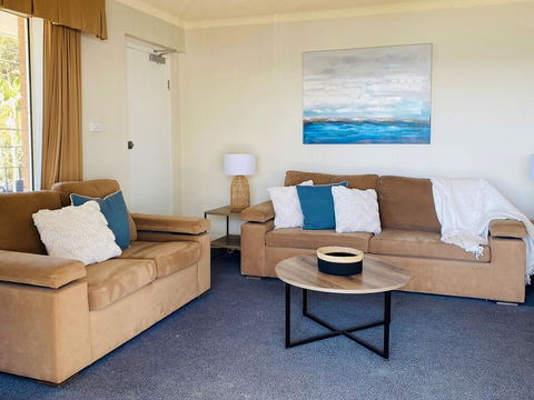 6 'SHOAL TOWERS', 11 SHOAL BAY RD - STUNNING WATER VIEWS & PERFECT LOCATION - Accommodation Main Beach 1