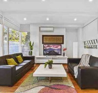 6 Bedroom Beautiful and Comfy Family House - Accommodation Main Beach