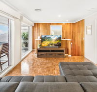 6-bed Oceanfront House with Jacuzzi Games Parking - Accommodation Main Beach