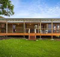 98 Ocean Parade - Rustic Log Cabin - Accommodation Main Beach