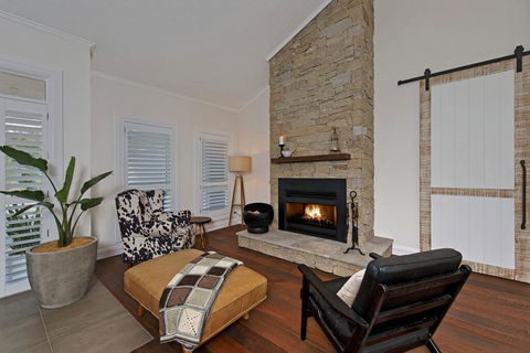 A Home Like Few Others - Accommodation Main Beach 2