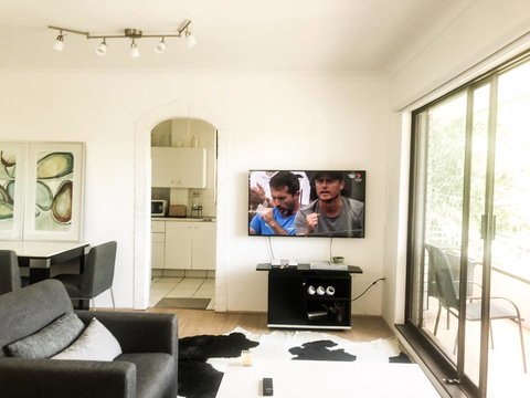 A Jewel Amongst Greenery - Accommodation Main Beach 0