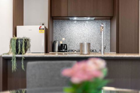 A Modern Apt, 5-min Walk To Queen Victoria Market - Accommodation Main Beach 3