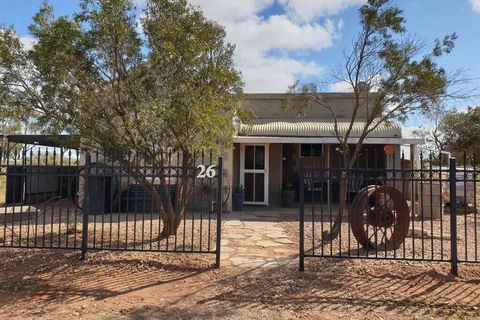 A Real Bush Retreat. Kangas, Emus & Starry Skies. - Accommodation Main Beach 0