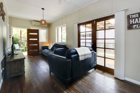 A Reel Teal - Accommodation Main Beach 3