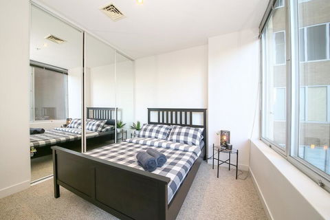 A Spacious & Central 2BR Apt Near Flinders Station - Accommodation Main Beach 1