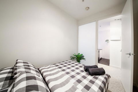 A Spacious & Central 2BR Apt Near Flinders Station - Accommodation Main Beach 3