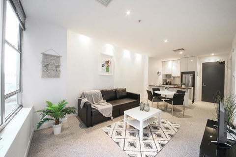 A Spacious & Central 2BR Apt Near Flinders Station - Accommodation Main Beach 0