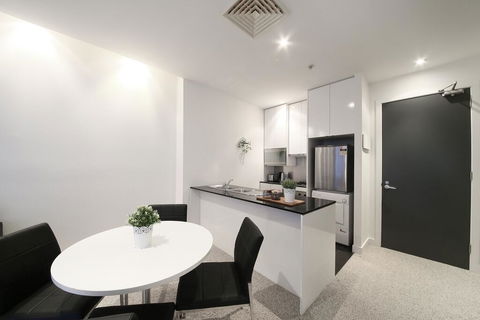 A Spacious & Central 2BR Apt Near Flinders Station - Accommodation Main Beach 2