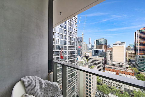 A Spacious & Modern Home Next To Southern Cross - Accommodation Main Beach 3