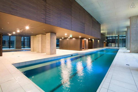 A Stylish CBD Apartment With A Stunning View - Accommodation Main Beach 3