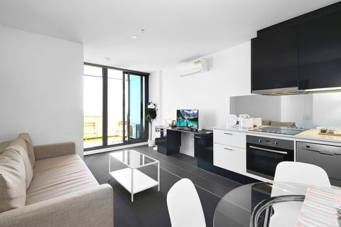 A Stylish CBD Apartment With A Stunning View - Accommodation Main Beach 1