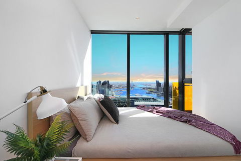 A Stylish CBD Apartment With A Stunning View - Accommodation Main Beach 0